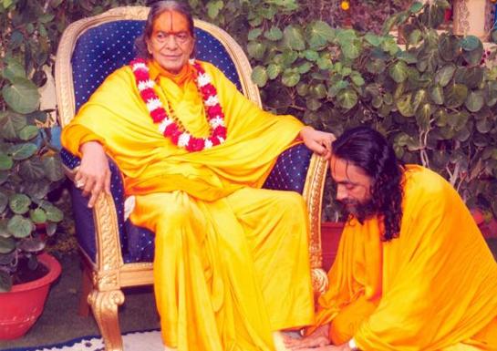 Swami Mukundananda with Jagadguru Kripaluji Maharaj